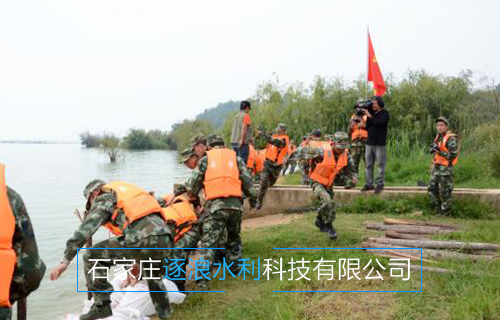 河南黃河沿岸地帶,利用防汛沙袋進行擋水工作